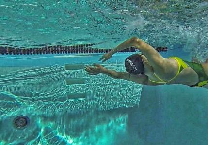 Техника поворотов в плавании: кувырок, маятник и простые способы Плавание новый вид поворотов на спине