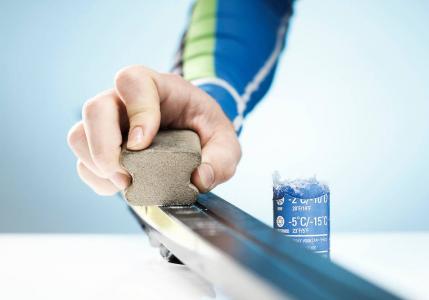Ski wax for wooden and plastic skis